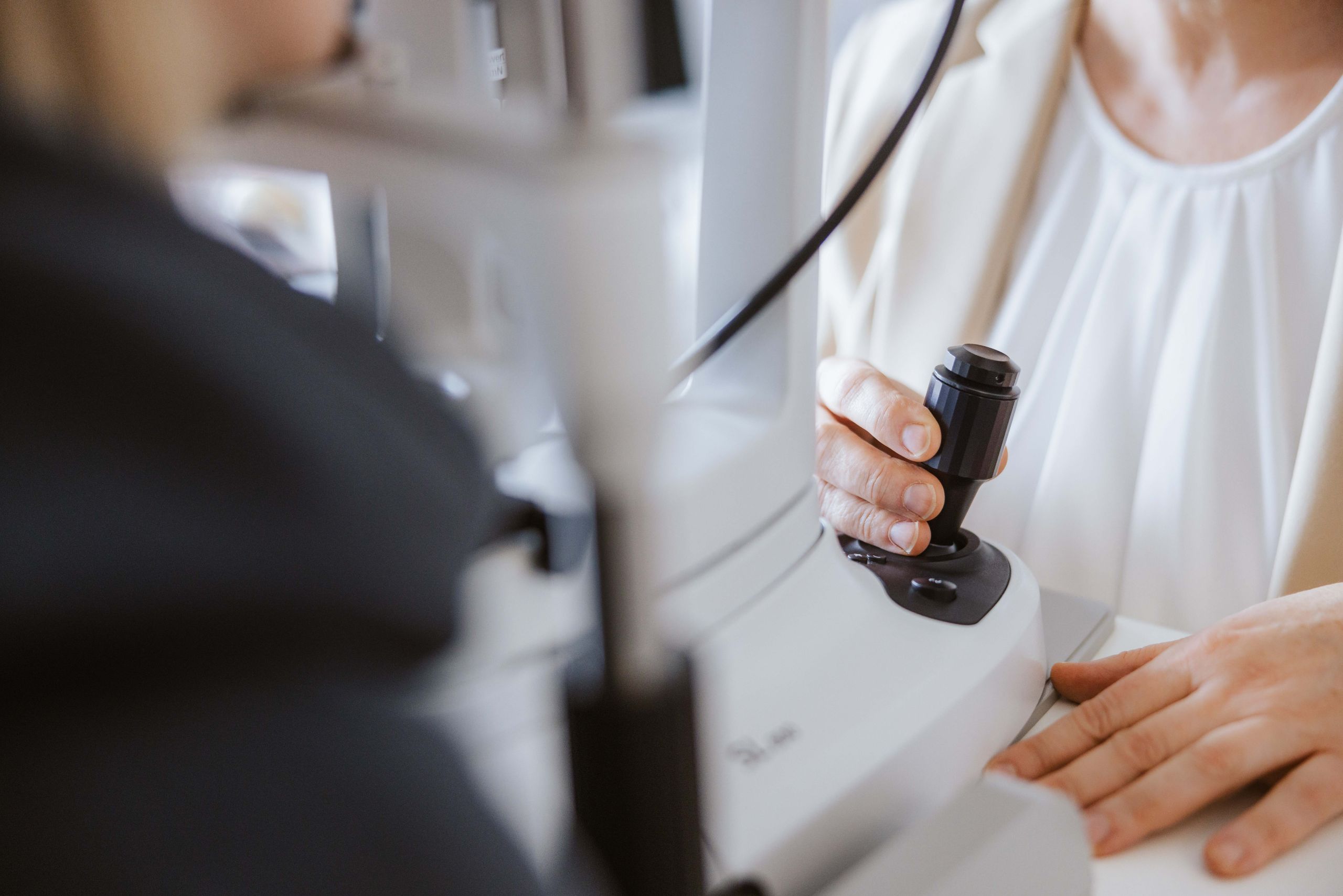 Detailansicht einer Untersuchung mit Patientin und Ärztin