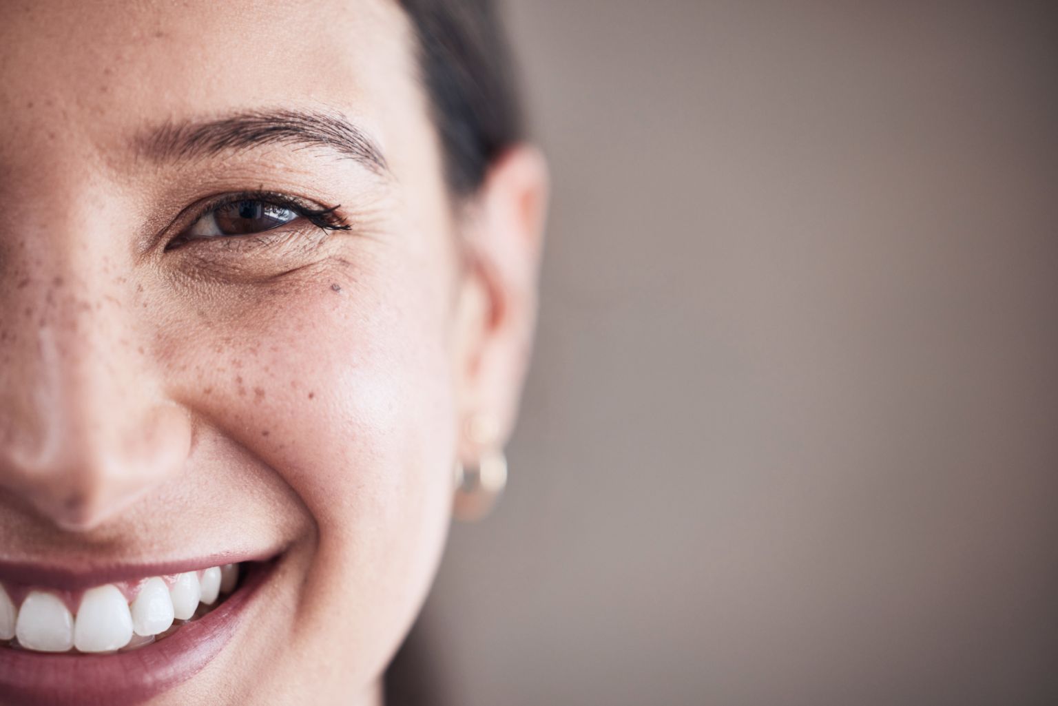 Nahaufnahme des Gesichts einer lächelnden Frau
